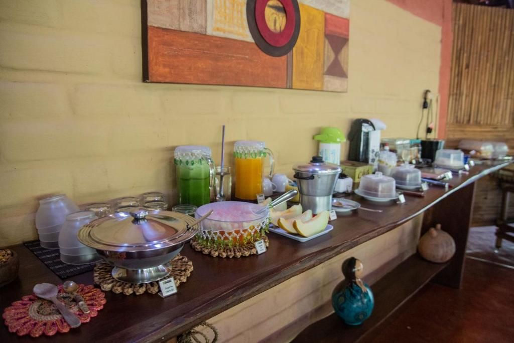 Mesa do café da manhã com sucos, frutas e bolos